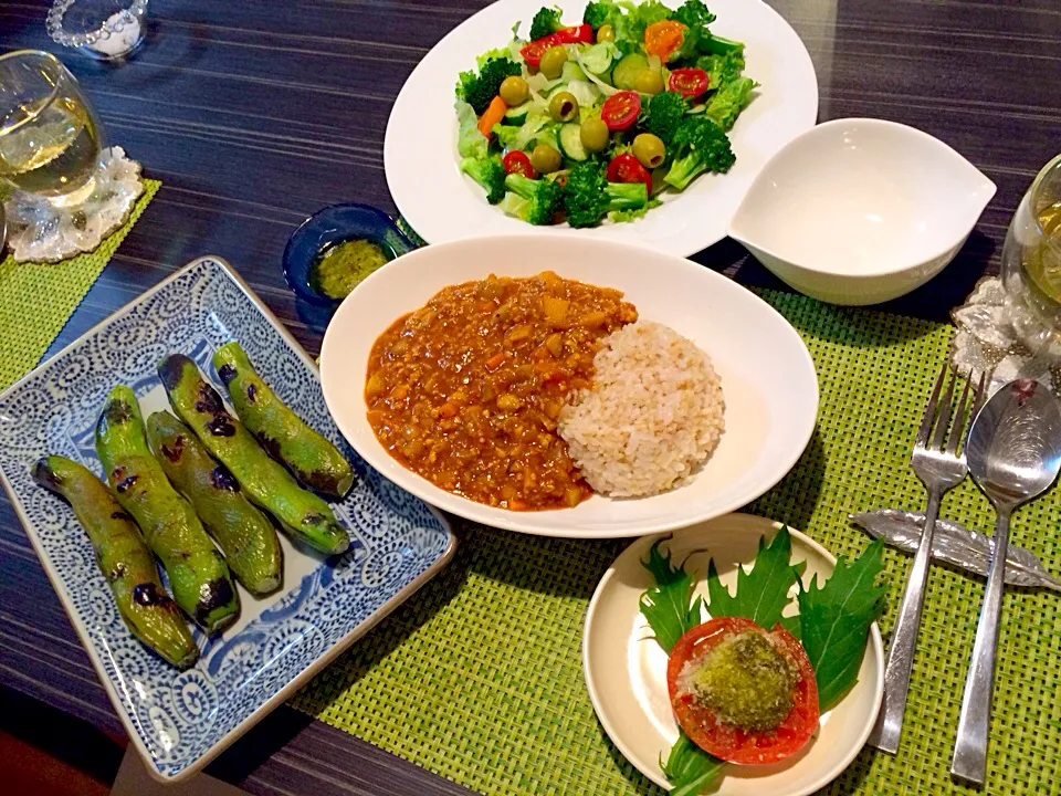 今夜は根菜とひよこ豆のキーマカレーとイタリアンサラダ、トマトバジルチーズオーブン焼き、焼きそら豆。|かれんさん