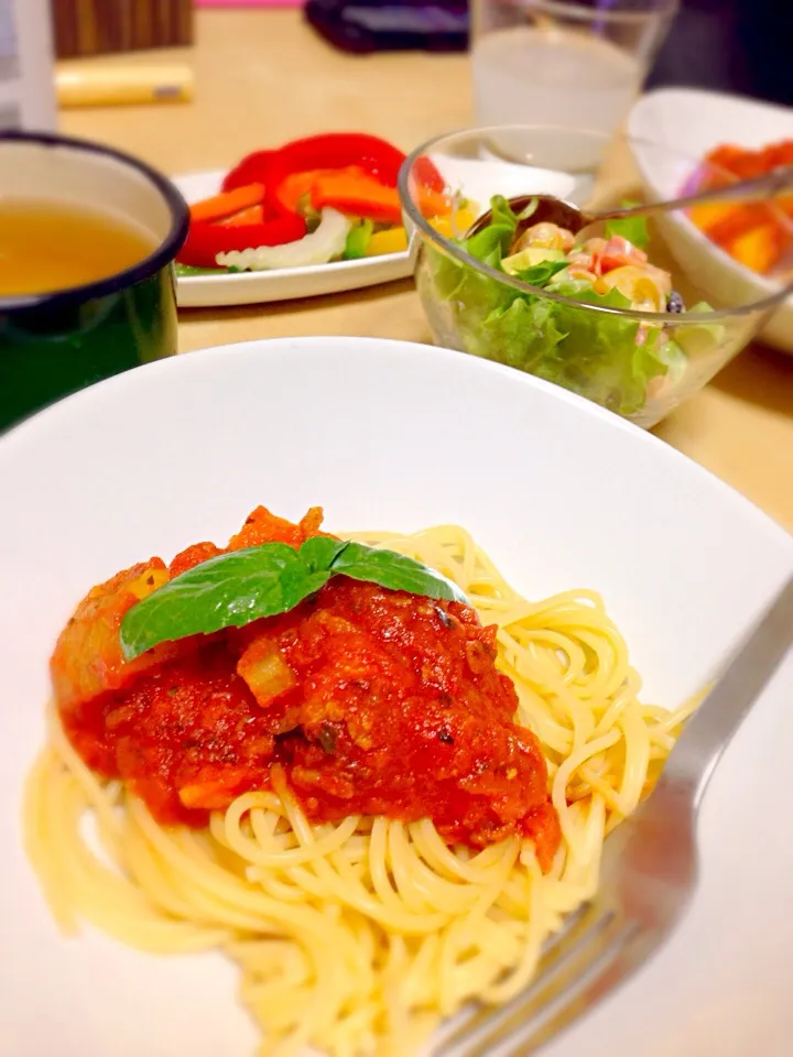 Snapdishの料理写真:トマトソースのパスタと色んな豆のサラダ。|Kozue Sugawaraさん