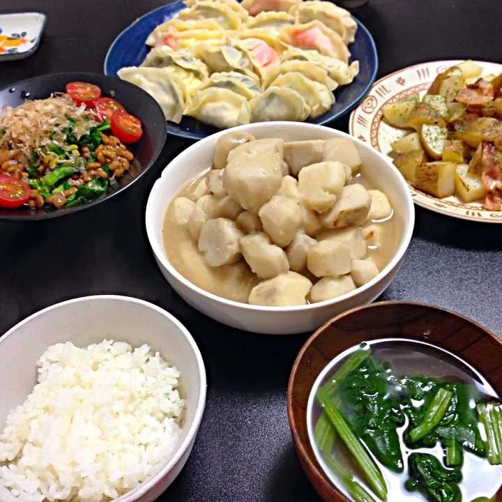 餃子、里芋煮、菜の花と納豆和え、ジャーマンポテト、ほうれん草のみそ汁|tel meさん