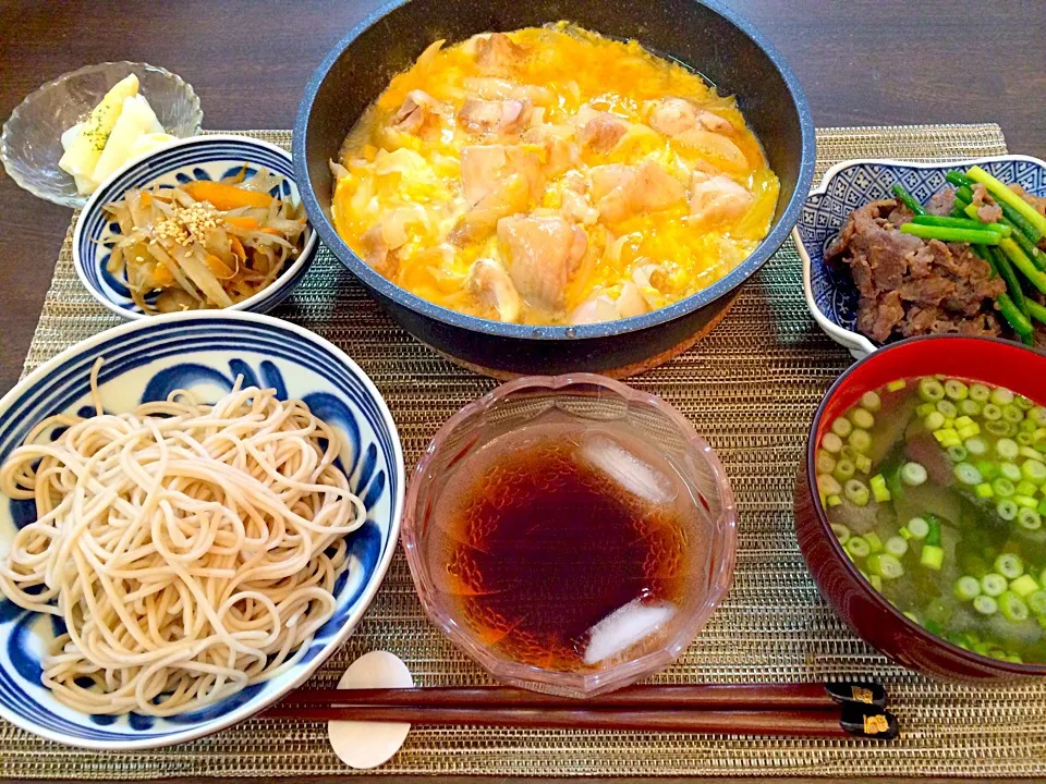 親子煮   塩きんぴら   ニンニクの芽と牛肉炒め   蕎麦  味噌汁|NAKATAさん