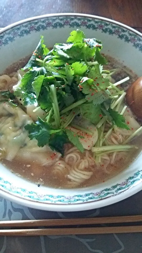 塩麹豆腐餃子とサッポロ一番塩ラーメン。
三つ葉トッピングー👌|あやさん