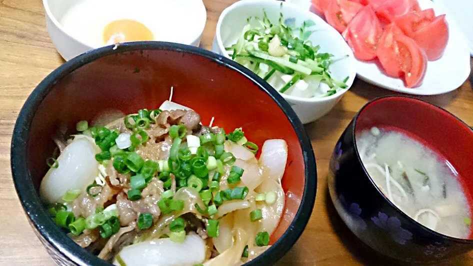 プルコギ丼、味噌汁、冷やしトマト、冷奴|みんさん