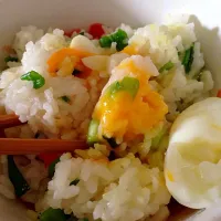 Rice with egg and tomato and greens|kachuchuさん