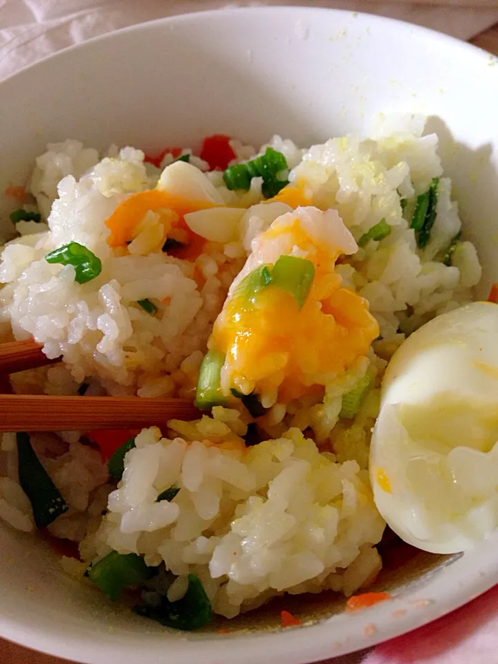 Rice with egg and tomato and greens|kachuchuさん