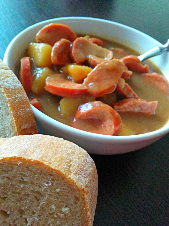 czech sausage goulash with bread|LucieFoodさん