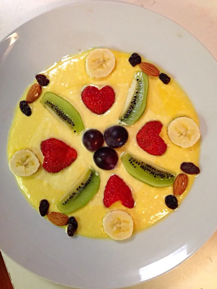 Mango yogurt topped with fresh fruits|Uen Tatsさん