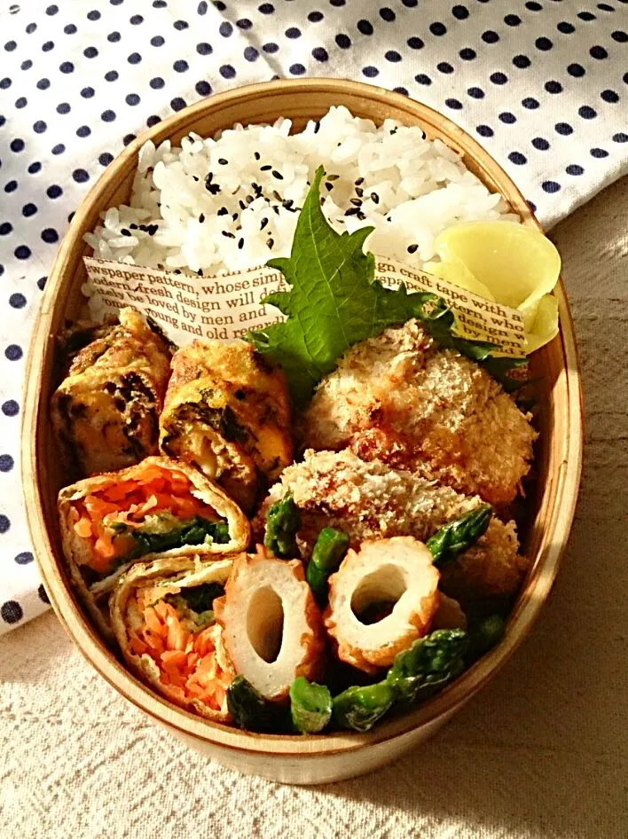 ヘルシー揚げない鶏メンチカツ弁当
パパ弁当は
揚げないメンチカツと
常備菜のワカメふりかけ入り卵焼き
竹輪とアスパラ炒め、パリパリお揚げの野菜チーズ巻きなどでした。|とだともさん