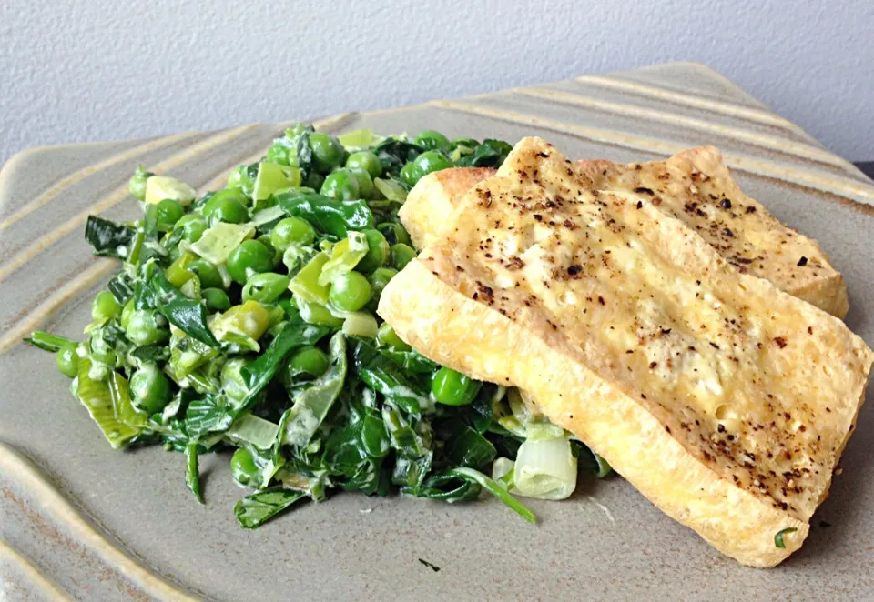 Peas, leeks, and arugula with herbed goat cheese. Served with baked tofu|Craving Sustenanceさん