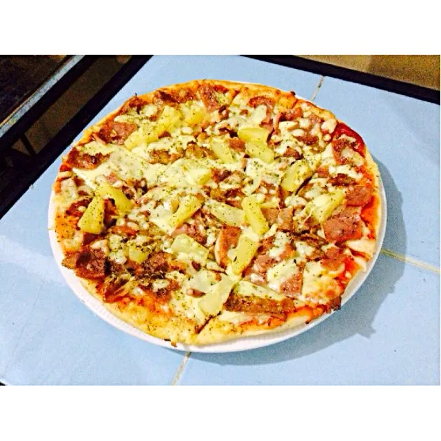 Hawaiian style pizza - Ham Bacon Pineapple mozzarella cheese.
#betweenthebuns #pizza|Tin Beroinさん