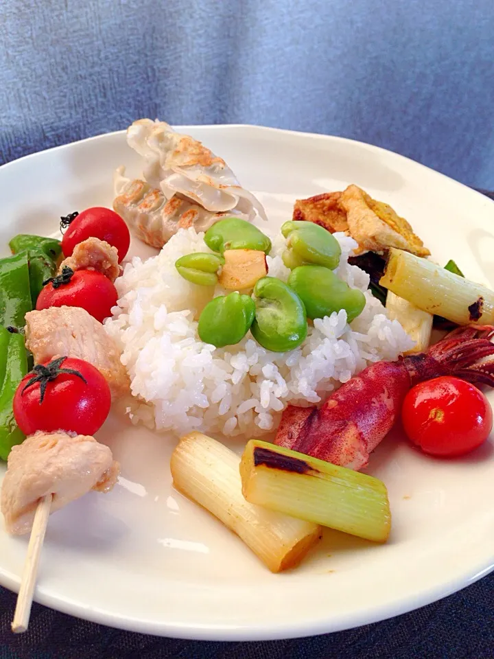 ソラマメで、緑のお花ごはんプレート。鶏肉のとろり照り煮を串にして、焼き餃子も。ネギの焦げ目が美味しいイカの和風炒め物はカレーが隠し味。|Kumi_loveさん