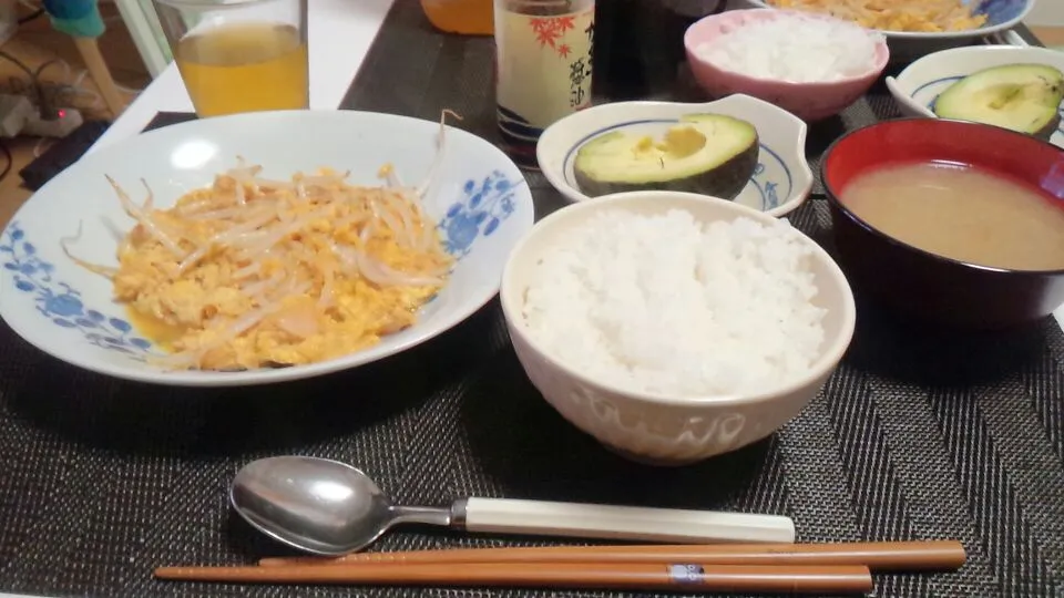 もやし卵とじ　シーチキン入り

アボカド醤油　

なんかだんだん節約気味になっていくなー(笑)|wolfさん