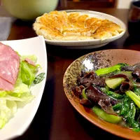 Snapdishの料理写真:餃子、青梗菜と木耳の炒め物|かいさん