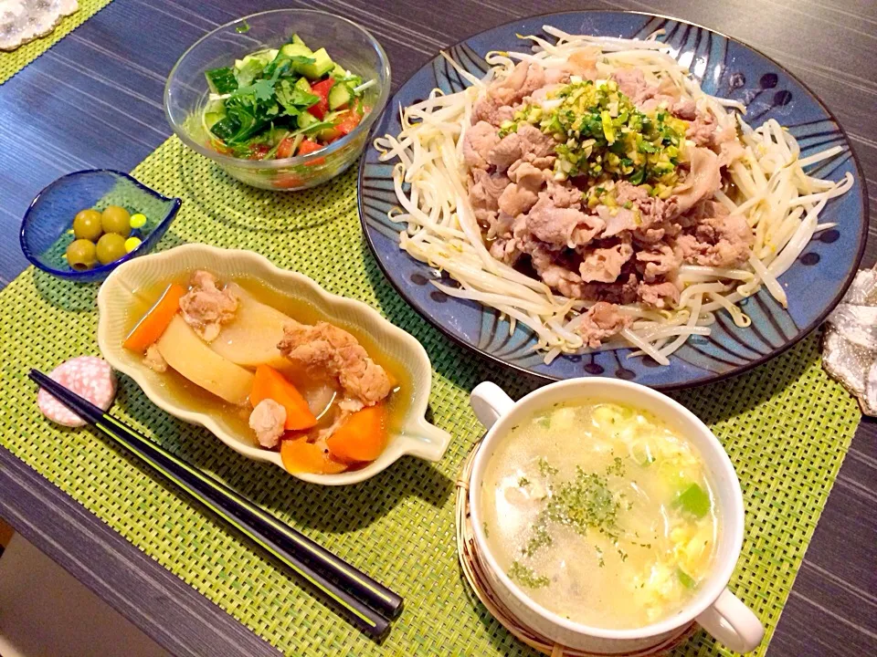 今夜は豚肉炒めパクチータレ、大根と鳥肉煮、胡瓜とトマトサラダ、自家製鶏ガラで鳥団子スープ、オリーブです。|かれんさん