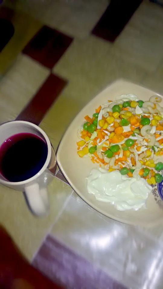 Snapdishの料理写真:salad and blackcurrant juice.|Jenniferさん