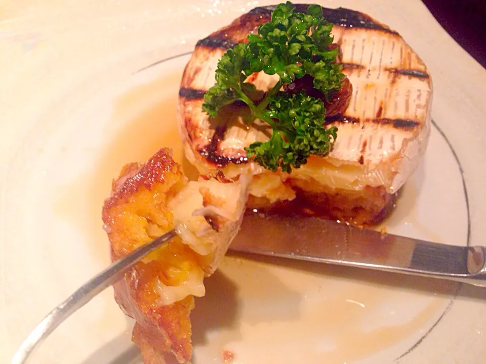 Camembert cheese was grilled|reviliaさん