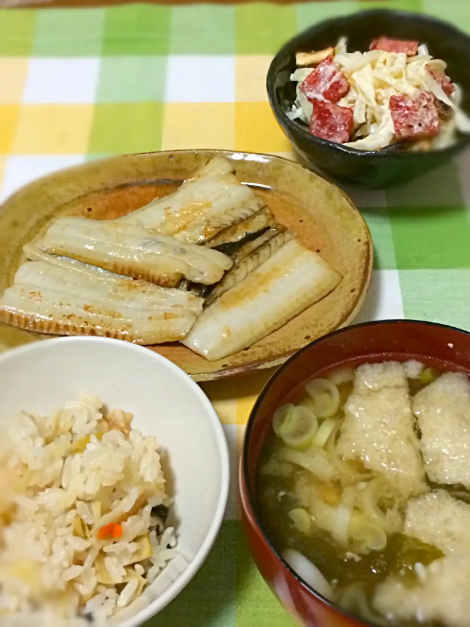 本日のお夕飯。太刀魚のバター焼、玉ねぎとお魚サラミのマヨぽん和え、筍ご飯、わかめと油揚げのお味噌汁。|みきさん