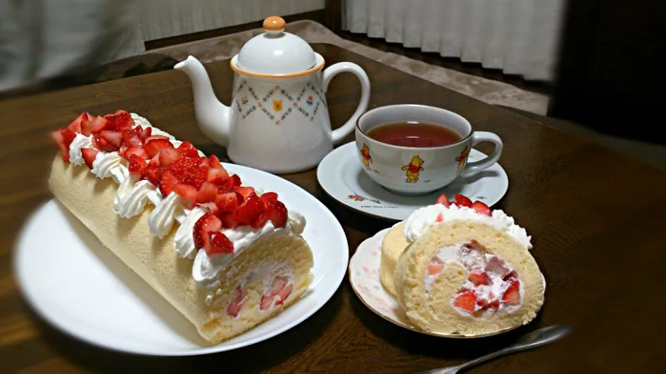 ピロさんの🍓🍒苺とチェリーコンポートの米粉ロールケーキ  ロールケーキ祭り♪Rice flour roll cake strawberry and cherry compote|えっちゃんさん