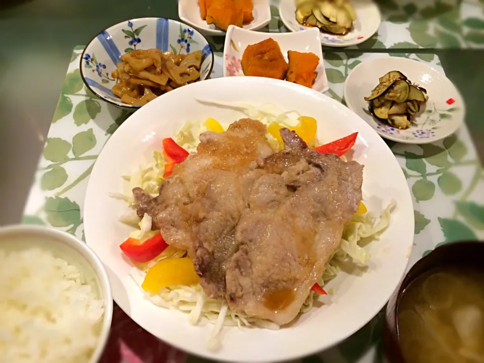 〜豚の生姜焼き キャベツ特盛りで！レンコンのきんぴら、カボチャの煮物、ナスのお漬物、新タマネギのおみそ汁〜|Misakiさん