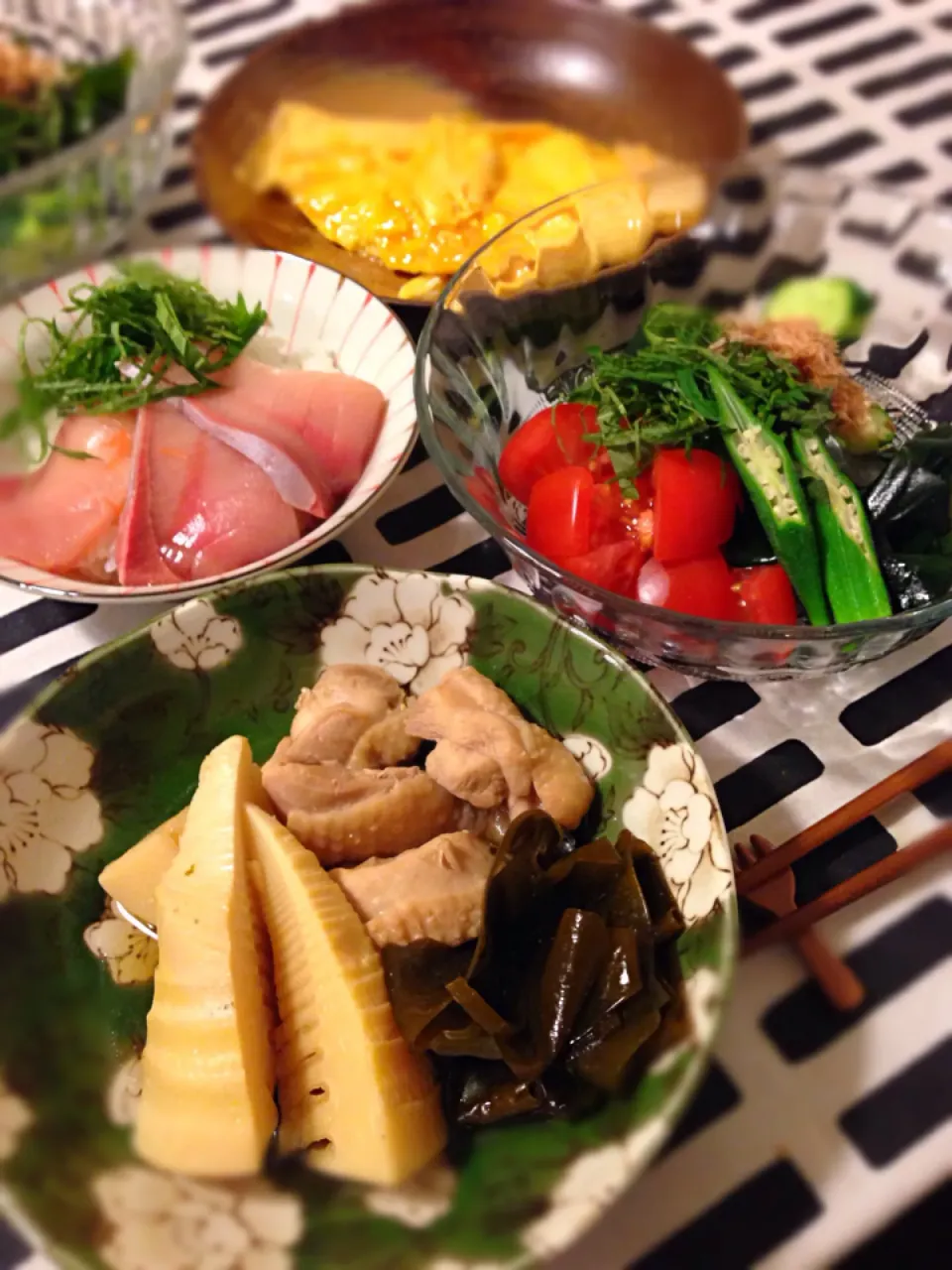 若竹煮❤️鶏肉入り🍀トマトとキュウリと若芽のサラダ🍀ブリ丼🍀卵焼き|mochaさん