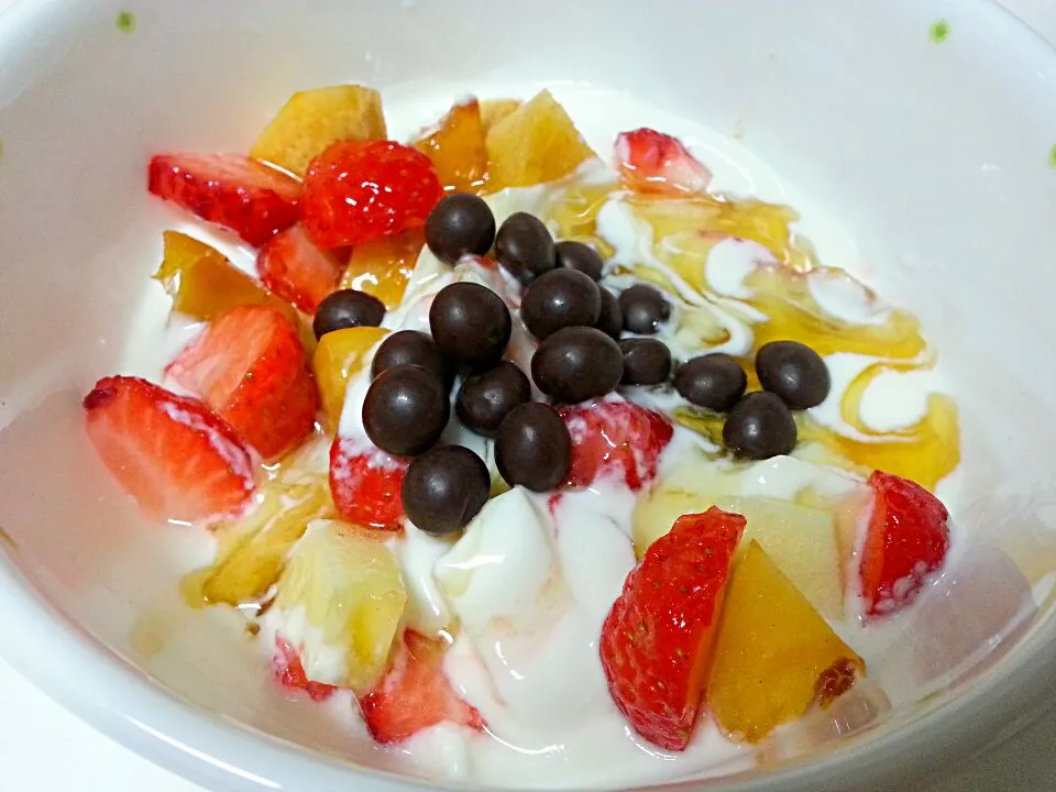 Snapdishの料理写真:Homemade yogurt with honey fruits and chocolate|belgium villanuevaさん