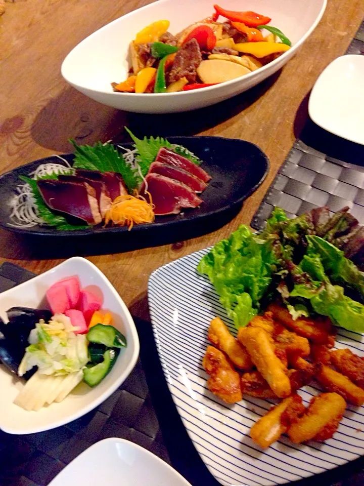 今日は手抜きご飯😁✨筍と牛肉、パプリカの炒め物、鰹のたたき、イカの唐揚げ(買って来た物)お漬物💚|まみりんごさん