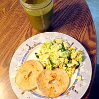 Egg & veggie scramble, bagel thin, & green smoothie|Meg Judyさん