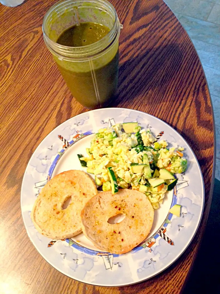 Egg & veggie scramble, bagel thin, & green smoothie|Meg Judyさん