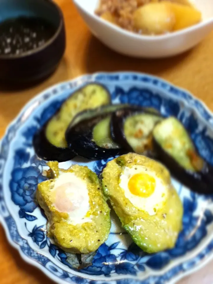 うずらの卵で小さく作ってみました^ ^粉チーズでカリッと♥ Fried egg in avocado|hoppycowさん