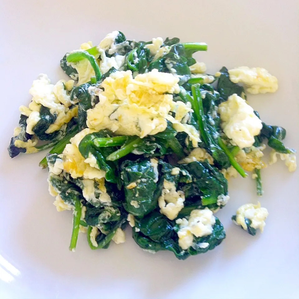 Scrambled Eggs with Spinach & Parmesan|Nicole Avisさん