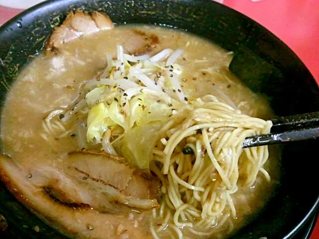 豚人(ぶたんちゅ)のとこ塩とんこつラーメン♪麺は細麺、ちぢれ麺、太麺から選べます♪|深夜特急fさん