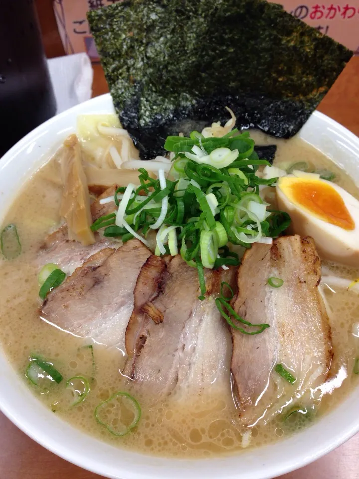 Snapdishの料理写真:醤油豚骨チャーシュー麺|シュンさん