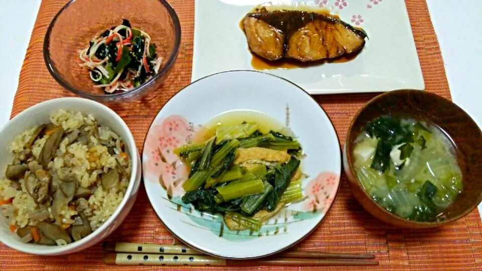 鶏ゴボウごはん、ぶりの照り焼き、酢の物、小松菜と揚げの煮物、お味噌汁♡|yuiさん