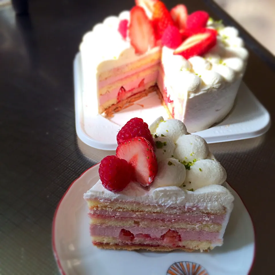 Sahnetorte mit roter fruchte 〜赤いフルーツのザーネトルテ〜|charさん