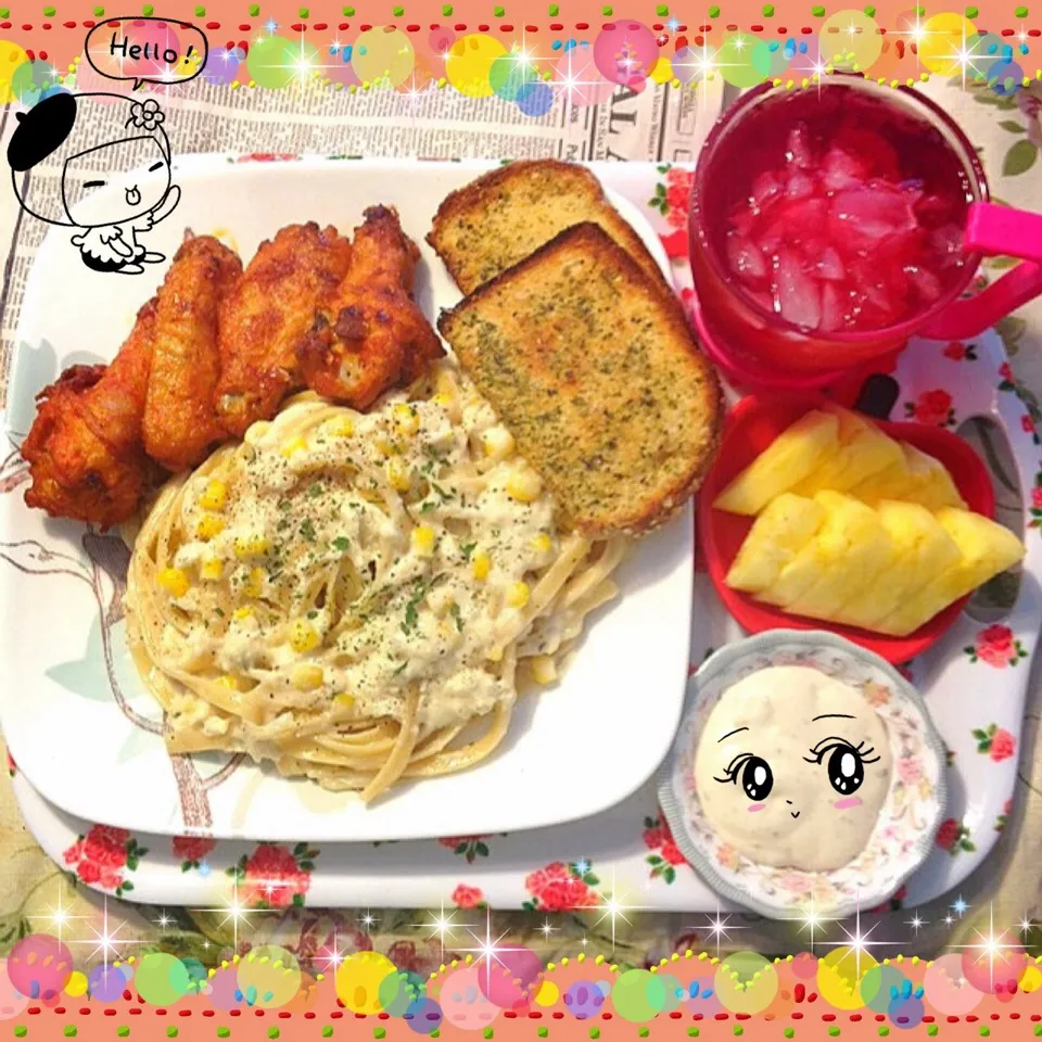 Snapdishの料理写真:Crab Alfredo Fettucine & Buffalo Wings with Garlic Bread.|SnowConeさん