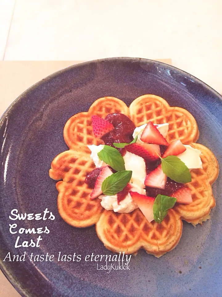 Strawberry waffle with cream cheese to build good mood once your holiday is over|Kukkik Waraphanさん