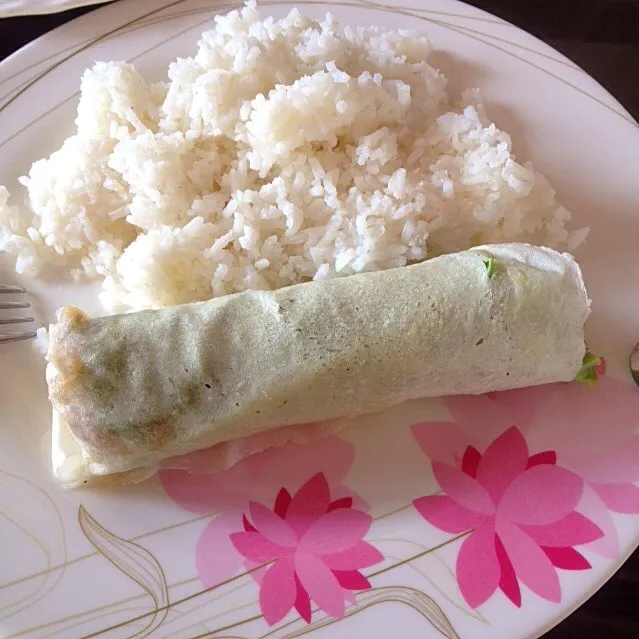 人がたくさん集まっていて、料理もたくさんあるんだけど、生春巻きで(；´∀｀)|Kenny Hiraiさん