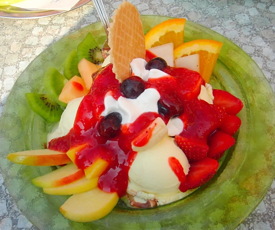 Ice cream with fresh fruits and strawberry sauce|Fujiko Toyohashiさん