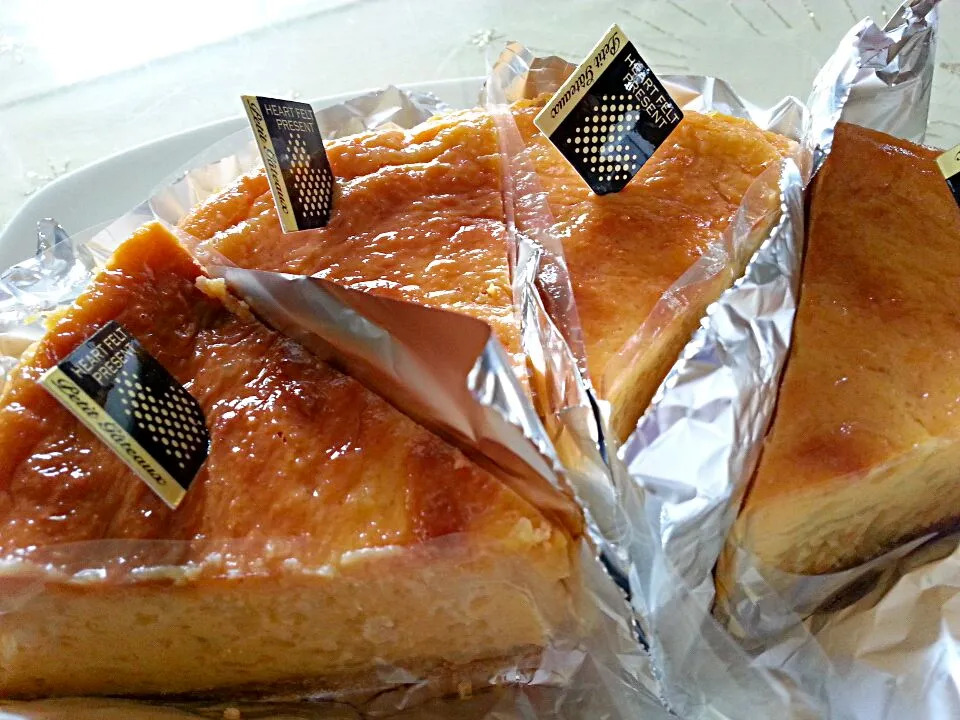 Snapdishの料理写真:Mango cheese cake baked for friends.
お友達用に焼いたマンゴー・チーズケーキ。|みずえさん