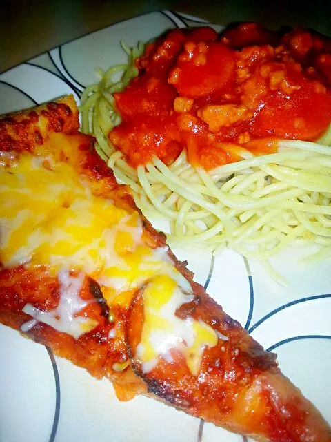 spaghetti and pizza.. all time favorite..|Ayel Santellaさん