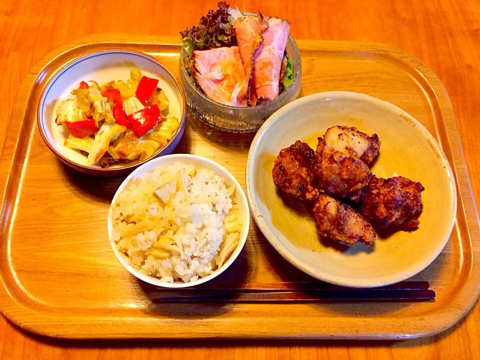 筍ご飯、鶏から、ローストポークサラダ、キャベツと赤ピーマンのバター醤油炒め|yuyusuzuさん