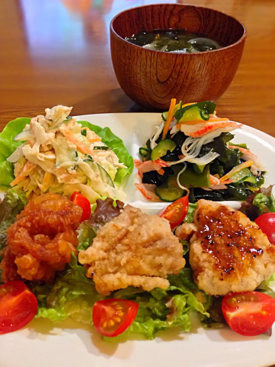 ⭐️鶏唐揚げ（醤油、塩、ブラックペッパー） ⭐️きゅうりとカニカマの酢の物 ⭐️野菜たっぷりツナサラダ ⭐️ワカメと新玉ねぎの味噌汁|よっちぃさん