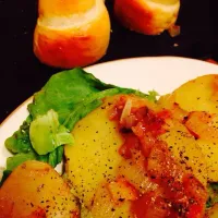 Snapdishの料理写真:ジャーマンpotato&mama'sロールパン♪|erinaさん