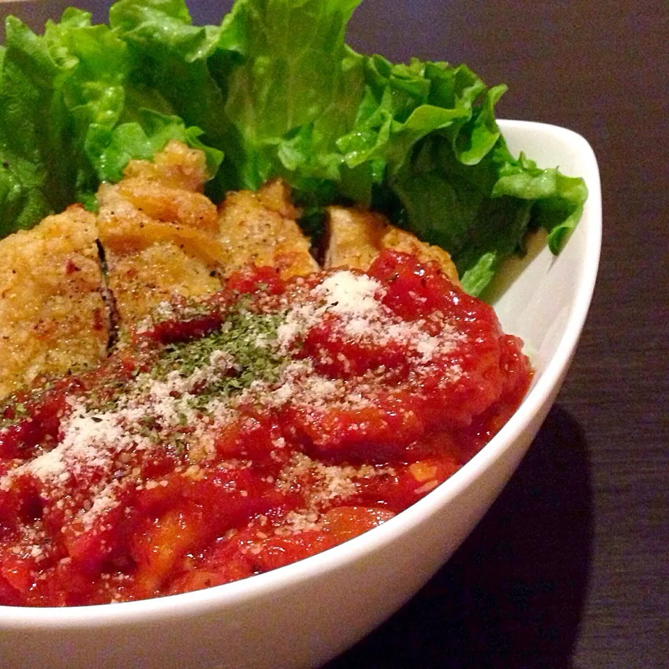 フライパンで簡単!パリパリチキンのトマトソース丼♡|🌺🍍しぃちゃん(・ω・)🍍🌺さん