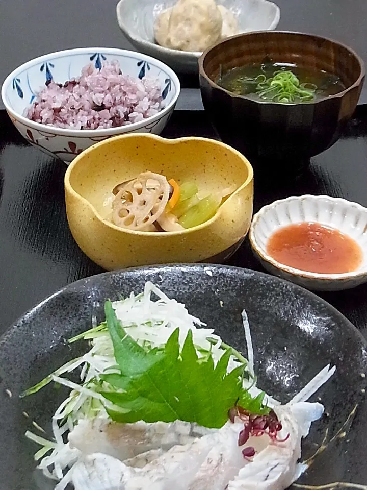 今晩は、せいごの洗い、切り干し大根と根菜の煮物、里芋のごま味噌煮、わかめの味噌汁、黒米ご飯

せいごは出世魚の鱸（スズキ）の小さい物。京都から帰って来たら、魚売り場で活き締めされたせいごと目が合ったので今日は洗いに。

里芋は季節外れの感ですが、ごま味噌煮はクリーミーで美味しいです。

今日も美味しかった！|akazawa3さん