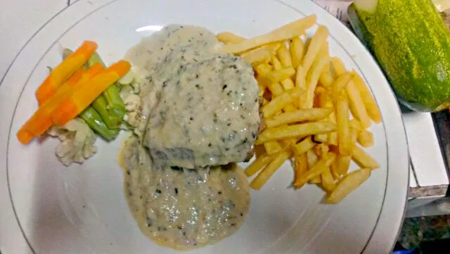 Snapdishの料理写真:beef steak with garlic sauce|Gungde Swastikaさん