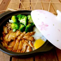 Snapdishの料理写真:冬菇鸡腿瓦煲饭|Oh Seaさん