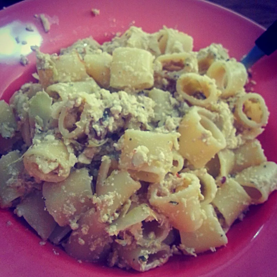 Pasta with creamy tofu and artichokes, almonds, flax seeds, garlic and parsley.|Sandrokan972さん