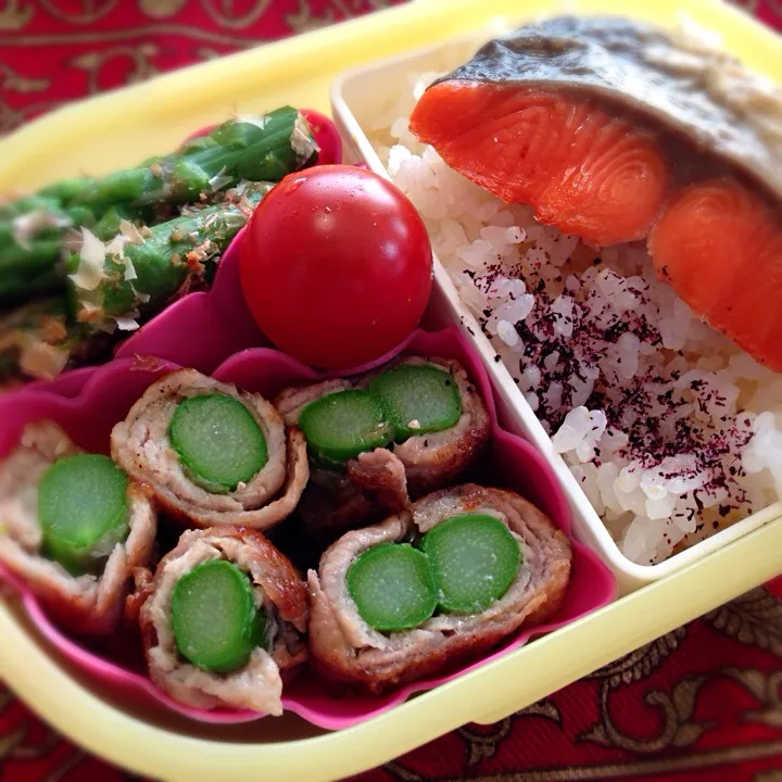 Snapdishの料理写真:焼き鮭と豚肉のアスパラ巻き弁当|もえさん