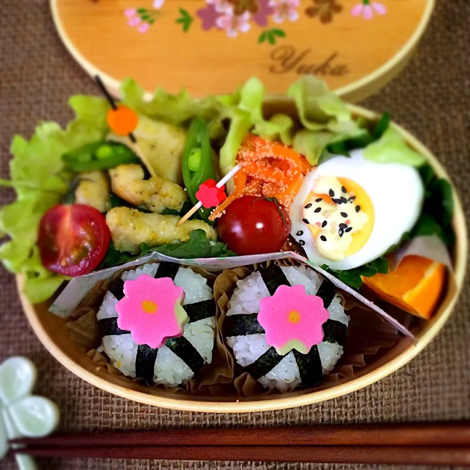 Snapdishの料理写真:ゆっぴーઈ(◕ั◡◕ั)*ﾟ*♡のお弁当『🌸手まりおむすび』|kumiさん