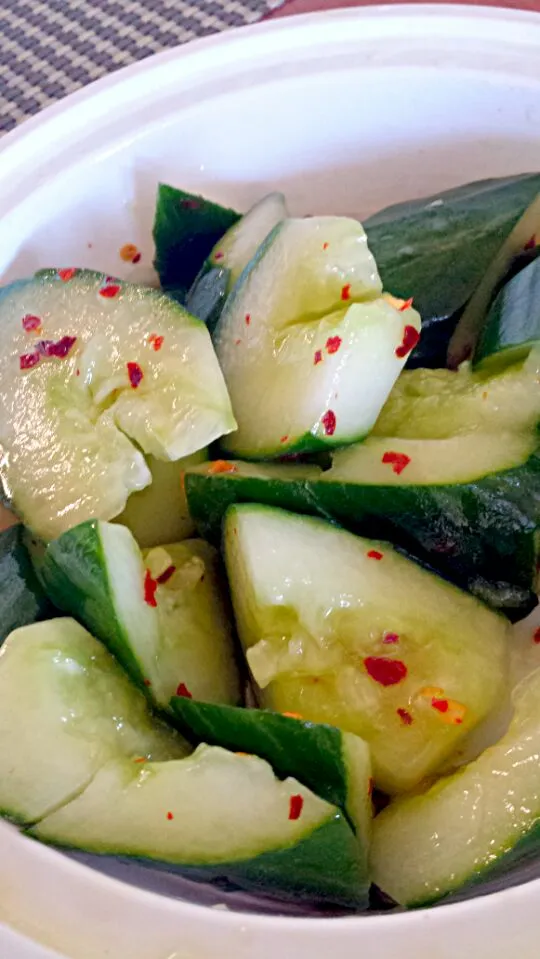 Super Easy Chinese Spicy Cucumber Salad|Roxxi Liさん